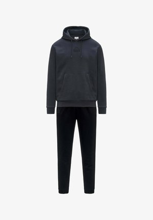 Felpa nera con cappuccio e tasca frontale e pantaloni della tuta neri abbinati, entrambi con loghi Kappa discreti.