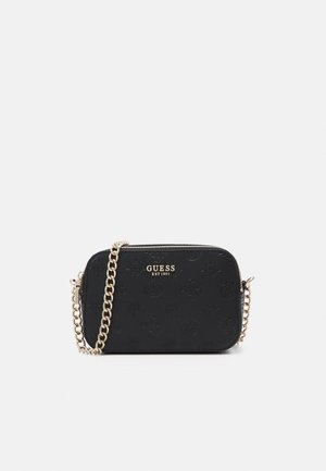 Zwarte GUESS crossbodytas met geperst logopatroon, gouden kettingriem en gouden rits op een effen lichte achtergrond.