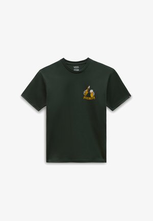 Camiseta Vans de color verde oscuro con un pequeño gráfico de dos manos esqueléticas sosteniendo una botella de cerveza y una jarra, con el texto "Vans 1966" debajo.