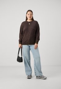 ONLY Carmakoma CARLEONI LIFE O NECK  - Športni pulover - black coffee washed