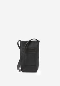 Czarna skórzana torebka na ramię z regulowanym paskiem, pionowy design, przednia kieszeń z wieloma przegródkami na karty, gładka tekstura, minimalistyczny styl.