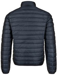 Giubbotto imbottito blu navy con design trapuntato, colletto alto e maniche lunghe. Tessuto leggero con una superficie liscia. Costruzione semplice e funzionale.