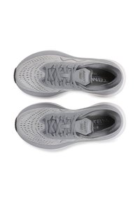Zapatillas deportivas grises con parte superior de malla, diseño perforado, cordones planos, suela acolchada y talón estructurado. Acentos texturizados en la lengüeta.