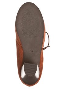 Podeszwa brązowego zamszowego buta z małym obcasem w kształcie bloku, wzór bieżnika w kształcie serca w pobliżu palców oraz widoczny rozmiar 37.