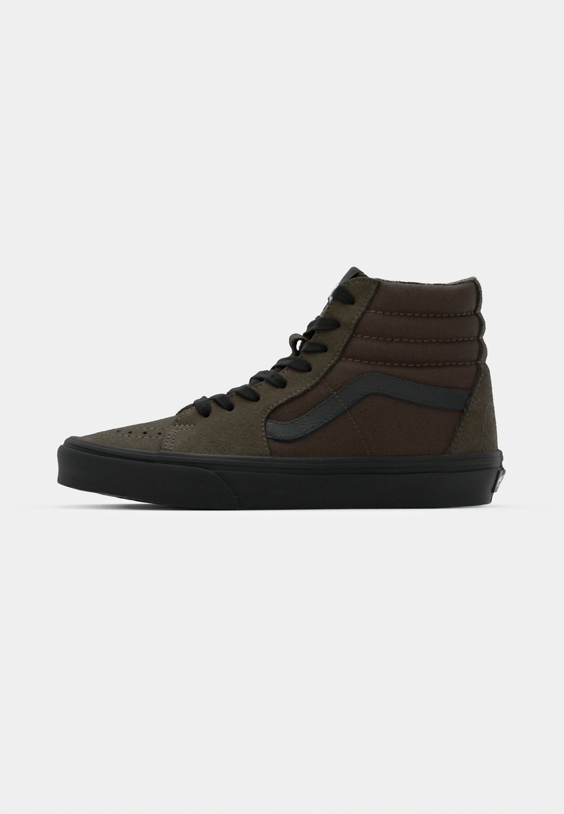 Wysokie sneakersy w oliwkowo-zielonym i brązowym zamszu, z czarnymi akcentami, strukturalnym wzorem oraz gumową podeszwą z perforowanymi detalami.