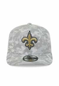 Graue Camouflage-Mütze mit einem gestickten schwarzen und goldenen Fleur-de-Lis-Logo auf der Vorderseite; verstellbarer Rücken für Größenflexibilität.