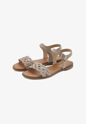 Beige Wildledersandalen mit geflochtenem Design im Obermaterial und flachem Sohlenprofil. Mit einem verstellbaren Knöchelriemen und Metall-Schnallenakzenten.