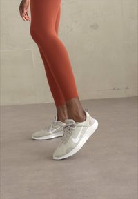 Nike Performance FLEX EXPERIENCE RUN 12 - Träningsskor - light iron/ore metallic/gold grain/ white
