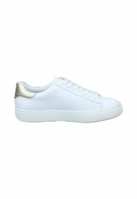 Sneaker bianche con superficie liscia, lacci piatti e un accento in oro metallico sul tallone. Suola in gomma con grip texturizzato.