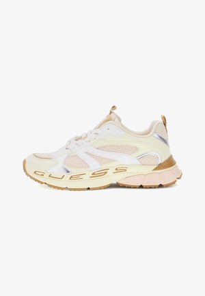 Weiße Sportschuhe mit einem strukturierten Mesh-Obermaterial, beigen Akzenten, silbernen Details und einer dicken, gepolsterten Sohle mit Gummi-Griff.