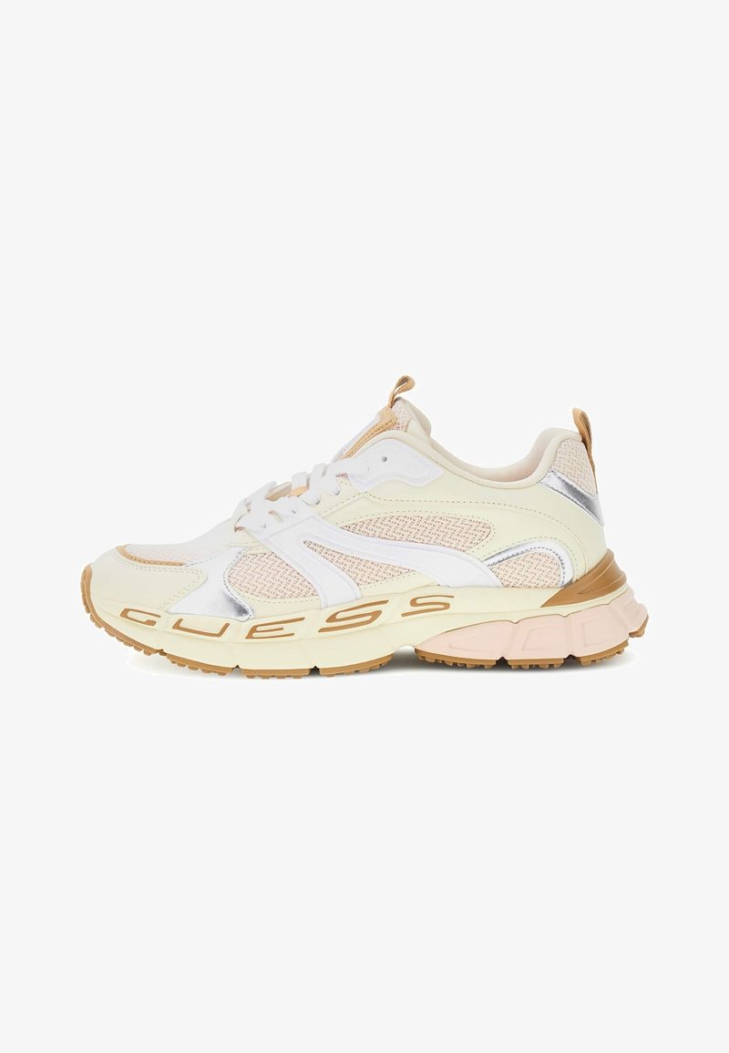 Zapatillas deportivas blancas con parte superior de malla texturizada, acentos beige, detalles plateados y una suela gruesa y acolchada con agarre de goma.
