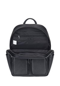 Sac à dos en cuir noir avec une finition texturée, intérieur spacieux, poches à fermeture éclair et bretelles réglables. Fermeture à double zip.