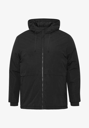 Melnā vēja necaurlaidīgā jaka ar kapuci, priekšējo rāvējslēdzēju, elastīgām piedurknēm un gludu, vienmērīgu tekstūru. Iekļauj regulējamu kapuci ar auklu.