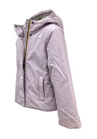 Giacca imbottita di colore viola chiaro con cappuccio, chiusura con zip frontale e due tasche laterali. Presenta un logo sul petto e un tessuto testurizzato.