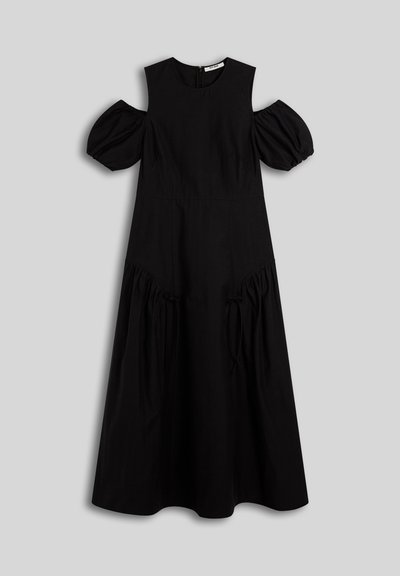 Schwarzes Midikleid mit ausgestellten, schulterfreien Puffärmeln, rundem Ausschnitt, tailliertem Oberteil und gerafften Rockdetails vor grauem Hintergrund.