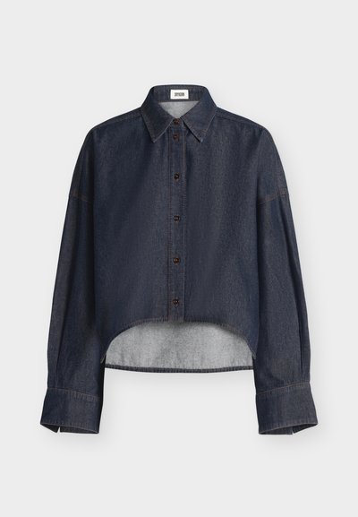 Chemise en denim bleu foncé à manches longues avec col pointu, boutonnage devant, épaules descendues, larges poignets et ourlet incurvé asymétrique.