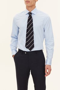 Lichtblauw overhemd met een puntige kraag, gecombineerd met een zwart-grijs gestreepte stropdas en donkere, gestructureerde formele broek.