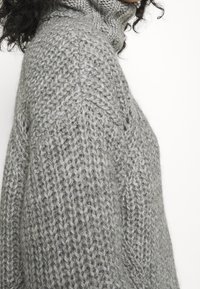 IVY OAK Sweter