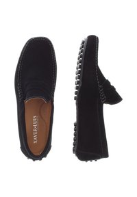 Schwarze Wildleder Slipper mit gummierten, genoppten Sohlen, gesteppten Details und einer glatten Oberfläche. Sie verfügen über ein Mokassinstil-Oberteil mit einer umgeschlagenen Akzentuierung.