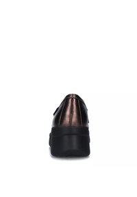 Sneaker nera con tallone in bronzo metallico, caratterizzata da una superficie liscia, forma arrotondata e suola spessa in gomma. Dettagli cuciti visibili.