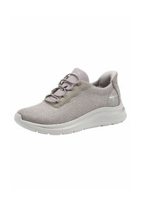 Zapatilla deportiva gris claro con parte superior de malla, punta redondeada, suela acolchada y cordones elásticos para un ajuste ceñido. Presenta un logo en el costado.