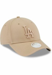 Khakifarbene Baseballmütze mit gebogenem Schirm, auf der Vorderseite mit einem geprägten "LA"-Logo. Hergestellt aus glattem Stoff mit Belüftungslöchern.
