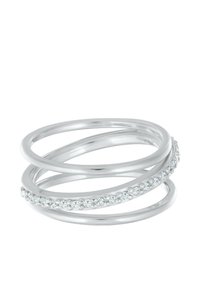 Tre sammenflettede ringe i poleret sølv, to ensfarvede og en med små klare sten, der har en glat, skinnende overflade.