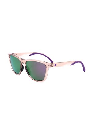 Occhiali da sole con montatura rosa trasparente, lenti verdi riflettenti e terminali delle aste curve viola.