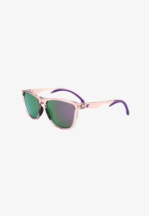 Occhiali da sole con montatura rosa trasparente, lenti verdi riflettenti e terminali delle aste curve viola.