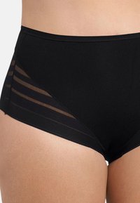 Schwarze hochtaillierte Slips mit transparenter Netzbespannung und horizontalen Streifen, weichem Stoff und glattem Finish entlang der Kanten.