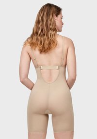 Bodysuit modelador beige con tirantes ajustables, diseño de espalda baja y longitud hasta medio muslo, hecho de un material suave y elástico.