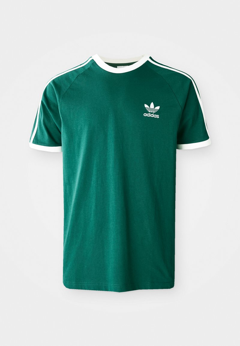 Camiseta de algodón verde con acentos blancos, cuello redondo, mangas cortas y logo de Adidas en el lado izquierdo del pecho. Presenta detalles de rayas blancas a lo largo de las mangas.