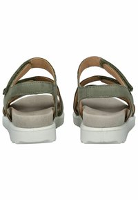 Zelené semišové sandály se dvěma nastavitelnými pásky, texturovanou vnitřní vložkou a bílou gumovou podrážkou. Otevřená zadní část pro snadné obutí.