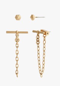 Ensemble de boucles d'oreilles dorées, comprenant un clou hexagonal, une barre avec une chute de chaîne, et un fermoir à homard. Les chaînes ont des maillons avec une finition texturée.