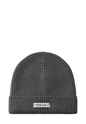 Grijze gebreide beanie met textuur ribbing, voorzien van een omgeslagen boord en een klein wit label met de tekst "FRIEDA".