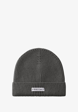 Grijze gebreide beanie met textuur ribbing, voorzien van een omgeslagen boord en een klein wit label met de tekst "FRIEDA".
