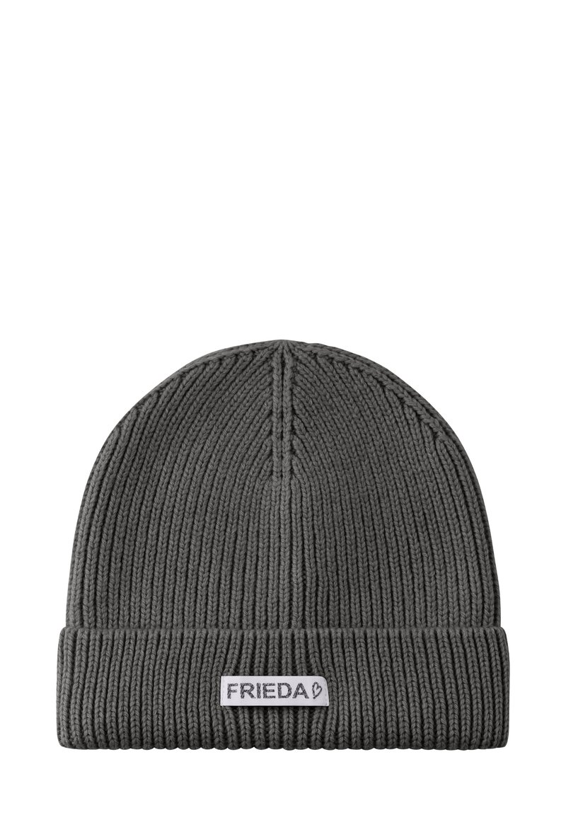 Grijze gebreide beanie met textuur ribbing, voorzien van een omgeslagen boord en een klein wit label met de tekst "FRIEDA".