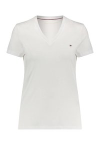 Λευκό T-shirt με V λαιμό, φτιαγμένο από μαλακό ύφασμα, διαθέτοντας κοντά μανίκια και ένα μικρό λογότυπο στη αριστερή πλευρά του στήθους. Λείος ιστός, απλός σχεδιασμός.