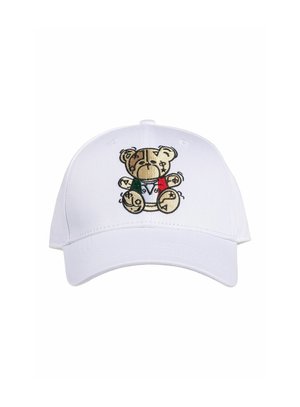 Witte pet met een gestructureerd geborduurd ontwerp van een beer die een Italiaanse vlag vasthoudt, met bruine en beige accenten op de beer.