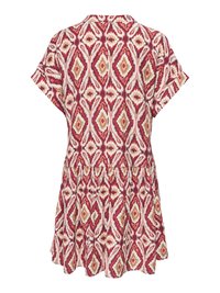 Robe à manches courtes avec motif géométrique en forme de diamant rouge, rose et beige et taille froncée, vue de dos sur fond blanc.