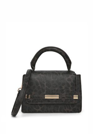 Borsa a mano nera con texture, manico superiore, tracolla removibile e dettaglio metallico dorato rettangolare sulla patta frontale.