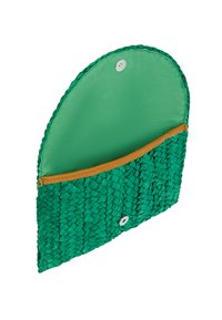 Borsa a tracolla verde intrecciata con parte superiore arrotondata, zip color beige e chiusura a scatto. L'interno presenta una fodera liscia di un verde chiaro.