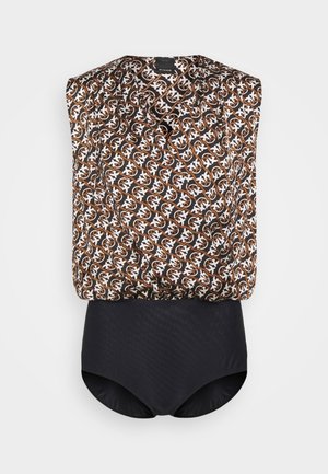 Mouwloos body met een top in bruin, wit en zwart met een geometrisch patroon en een effen zwarte aansluitende onderkant.