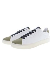 Sneakers bianche con punta verde, lacci blu navy e un marchio sottile di lato. Suola in gomma testurizzata e tomaia in pelle liscia.