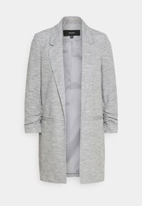 Grå blazer med strukturerad tyg, slagkragar och rynkade ärmar. Har öppen front och två sidofickor. Fodrad i ljusgrått.