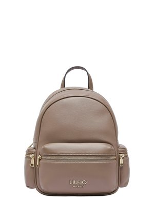 Sac à dos en cuir taupe avec poches zippées devant et sur le côté, ferrures dorées, poignée supérieure et logo Liu Jo Milano sur la poche avant.