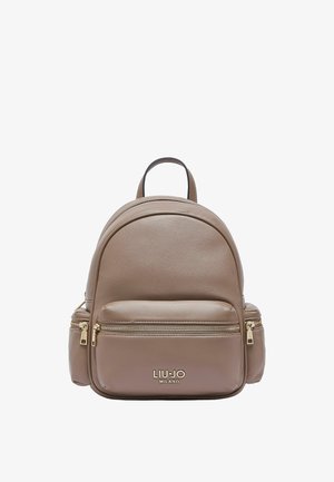 Sac à dos en cuir taupe avec poches zippées devant et sur le côté, ferrures dorées, poignée supérieure et logo Liu Jo Milano sur la poche avant.