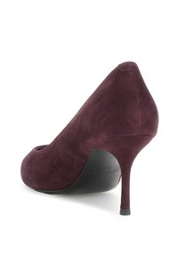 Burgundské semišové lodičky na vysokém podpatku s úzkým podpatkem a zaoblenou špičkou, zobrazené z zadního úhlu na bílém pozadí.