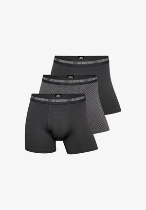 Tre par grå boxershorts i forskellige designs. Inkluderer en ensfarvet mørkegrå, et mønsteret grå og et lysere grå ternet mønster. JBS livrem.