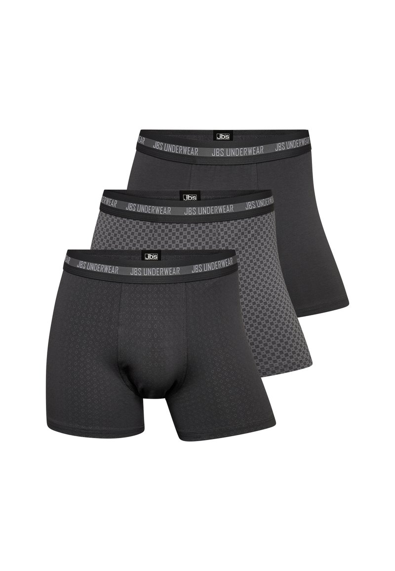 Tres pares de calzoncillos boxer grises, con diferentes diseños. Las características incluyen un gris oscuro sólido, un gris con estampado y un gris más claro con un patrón de cuadros. Cintura JBS.